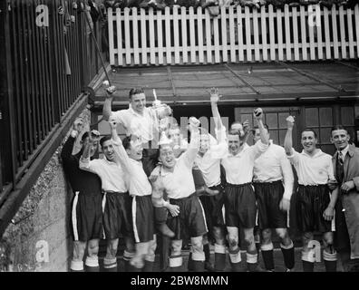 Squadra di calcio Bromley contro la squadra di calcio Belvedere nella finale della Coppa dilettante fa allo stadio della squadra di calcio Millwall il Den a South Bermondsey, Londra . Bromley la squadra vincente tiene la coppa aloft . 1938 Foto Stock