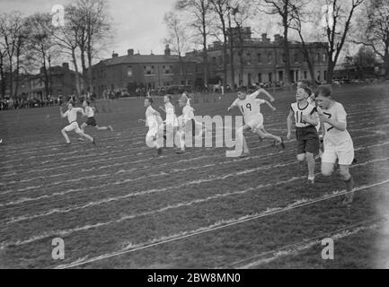 Eltham College Sports . gli studenti sprint i 100 metri . 1936 Foto Stock