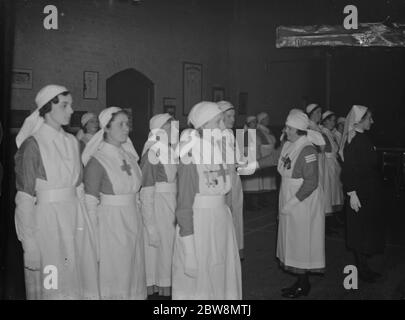 Infermieri del distaccamento volontario di aiuto in parata mentre sono stati ispezionati dall'Ufficio di guerra di Sidcup , Kent . 14 ottobre 1937. Foto Stock
