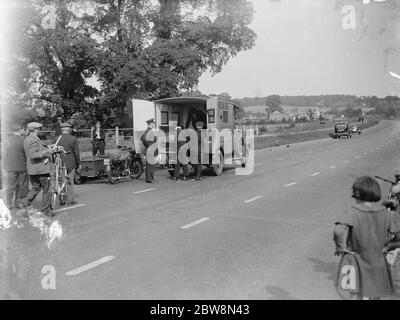 Caricamento di un incidente stradale in un'ambulanza . 1935 Foto Stock