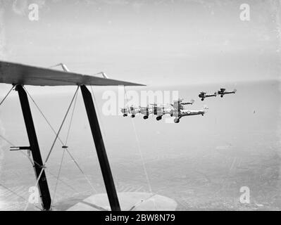 Bristol Bulldogs combattenti di Squadron n. 32 in formazione che sorvolano la collina di Biggin . 1936 Foto Stock