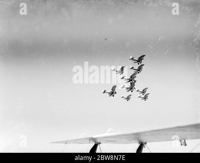 Bristol Bulldogs combattenti di Squadron n. 32 in formazione che sorvolano la collina di Biggin . 1936 Foto Stock