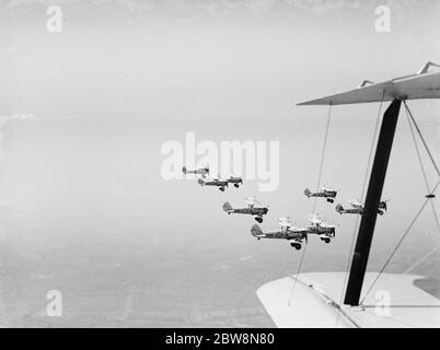 Bristol Bulldogs combattenti di Squadron n. 32 in formazione che sorvolano la collina di Biggin . 1936 Foto Stock