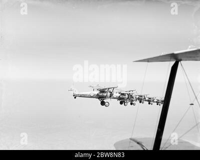 Bristol Bulldogs combattenti di Squadron n. 32 in formazione che sorvolano la collina di Biggin . 1936 Foto Stock