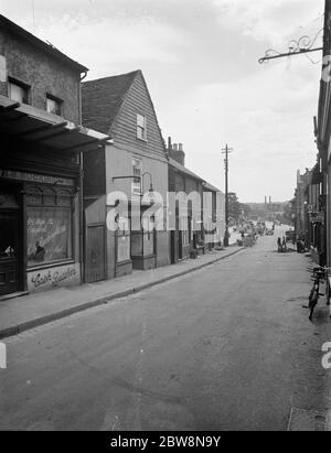 Una vista degli edifici sulla strada alta Cray Ford che saranno presto demoliti. 7 luglio 1938 Foto Stock