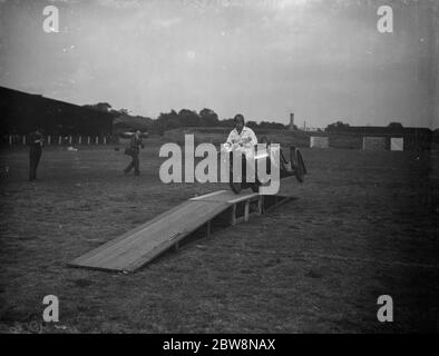 Il gymkhama di Eltham e Bromley . W H Peacock e Pat Hopkins nella combinazione di moto stunt . 1938 Foto Stock