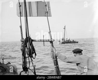 Una flotta di navi adibite alla pesca di gamberetti con le reti abbassate . 1936 Foto Stock