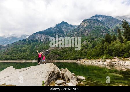 Una giornata estiva sul Lago di Antrona, nelle Alpi Italiane, in Piemonte. Foto Stock