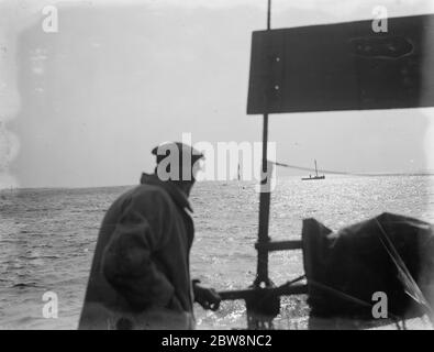 Un cigno su una barca di gamberi guarda fuori sopra la flotta . 1936 Foto Stock