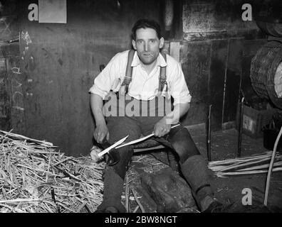 Sig. George goodwin, che fa delle spinte di legno a Meopham . 1938 Foto Stock