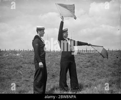 Volontari della Royal Navy Reserve nel campo di Greenhithi . Un signalman apprende il semaforo della bandiera . 1938 Foto Stock