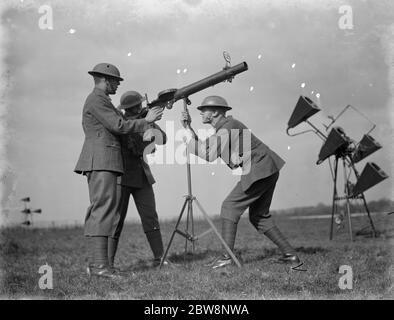 Un equipaggio di pistole vickers lavora a fianco dell'unità di localizzazione . 1936 Foto Stock