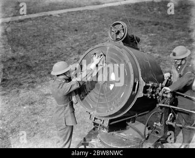 Un proiettore antiaereo avente una pulizia effettuata da uno dei suoi equipaggi. 1936 Foto Stock