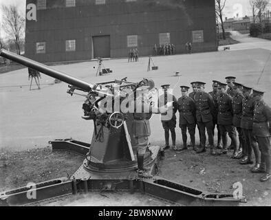 Un anti Aircraft 3in addestramento rapido dell'equipaggio della pistola anti-aerei. 1936 Foto Stock