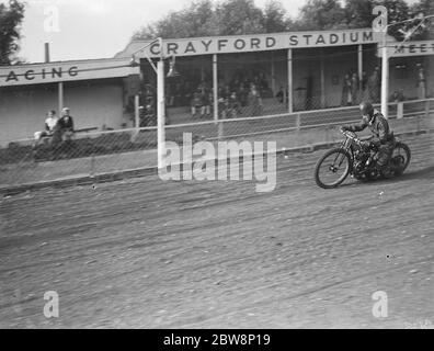 Le moto da Speedway iniziano a prendere la curva al circuito di Crayford. 1936 Foto Stock