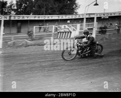 Le moto da Speedway iniziano a prendere la curva al circuito di Crayford. 1936 Foto Stock