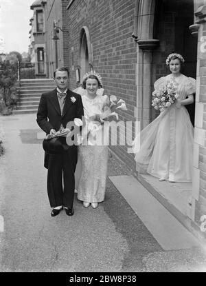 Le nozze di D Rudlins e Miss M Stables a Eltham . 23 aprile 1938 Foto Stock