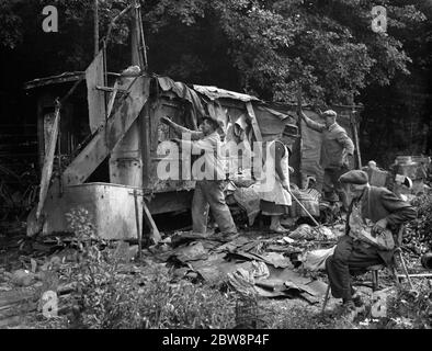 Un vecchio guarda sopra come un baraccotto in Kingsdown è demolito . 1936 Foto Stock