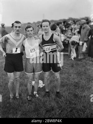 Gli atleti gareggiano nella corsa di fondo del Tamigi meridionale; sono H Isted (N. 428 ), S H Shirley (N. 1 ) R G Gosney (N. 436 ) 1937 . Foto Stock