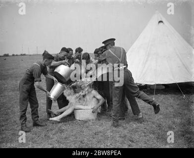 I territorials di Sidcup a pietra di campo . Tempo di bagno del campo. 1938 Foto Stock