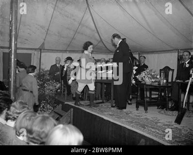 Il giorno di discorso del college orticolo di Swanley . Earl of Feversham presenta un piatto a Miss Ruth Phillips . 1938 Foto Stock