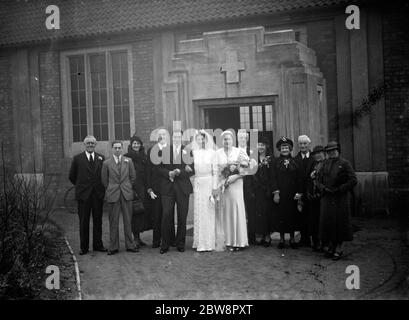 Le nozze di Christie e della sig.ra Lindwood . La sposa e lo sposo con la sposa , le loro famiglie e il migliore . 1937. Foto Stock