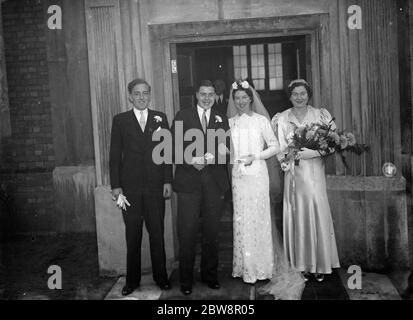 Le nozze di Christie e della sig.ra Lindwood . La sposa e lo sposo con la sposa e il migliore uomo . 1937. Foto Stock