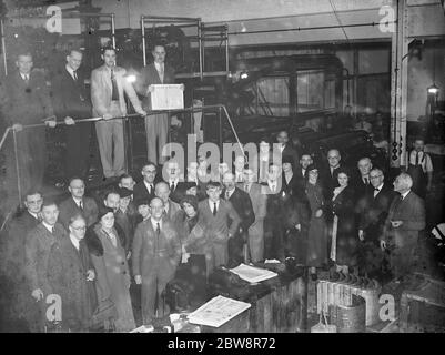 Visita del Rotary Club al palazzo del Kentish Times . I visitatori fotografati nelle stamperie . 8 novembre 1935 Foto Stock