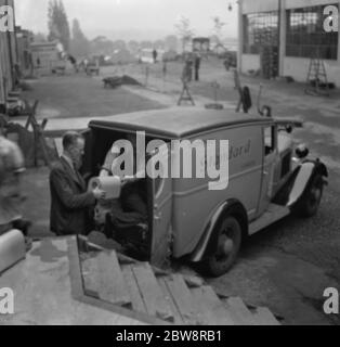 I camion Bedford appartenenti alla Standard Telephone and Cables Company Ltd , che vengono caricati fuori dalla loro fabbrica . 1936 . Foto Stock