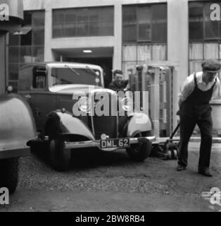 I camion Bedford appartenenti alla Standard Telephone and Cables Company Ltd , che vengono caricati fuori dalla loro fabbrica . 1936 . Foto Stock