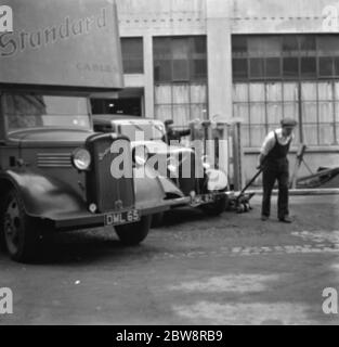 I camion Bedford appartenenti alla Standard Telephone and Cables Company Ltd , che vengono caricati fuori dalla loro fabbrica . 1936 . Foto Stock