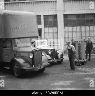 I camion Bedford appartenenti alla Standard Telephone and Cables Company Ltd , che vengono caricati fuori dalla loro fabbrica . 1936 . Foto Stock