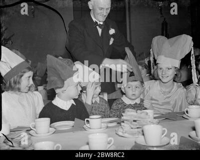 L' Associazione dei pagatori dei tassi tiene il partito dei loro bambini a New Eltham . 1938 Foto Stock