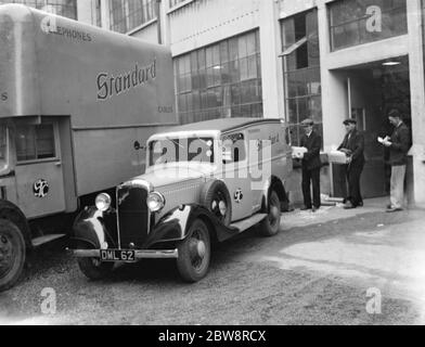 I camion Bedford appartenenti alla Standard Telephone and Cables Company Ltd , che vengono caricati fuori dalla loro fabbrica . 1936 . Foto Stock