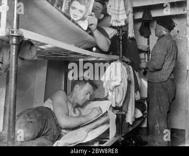 L' equipaggio si rilassa a bordo dei loro cuccette nei loro dormitori sul trampolino a vapore la SS Eston. 1935 Foto Stock