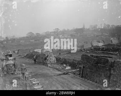 La costruzione della proprietà immobiliare del London County Council a Chislehurst , Kent . Il cantiere . 1935 Foto Stock