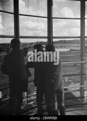 La County School for Boys a Sidcup , Londra . Un gruppo di ragazzi si allevano attraverso le finestre del loro nuovo edificio. 1938 Foto Stock