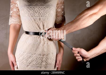 l'uomo stringe saldamente la cintura alla vita della donna, da vicino Foto Stock