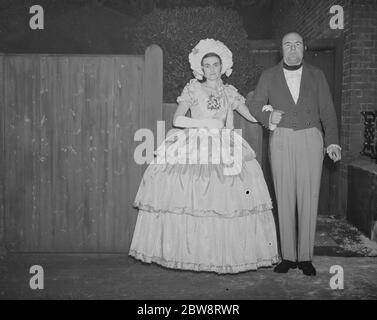Fotografo , John Topham con Miss Haken , vestito in costume vittoriano . 1938 Foto Stock