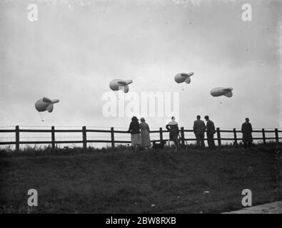 Il Ministro dell'aria Sir Kingsley Wood apre il primo sito di squadroni di palloncini a sbarramento a Kidbrooke , Londra dove palloncini di pratica sono stati portati fuori dagli hangar . Vista generale delle bollature . 6 settembre 1938 Foto Stock