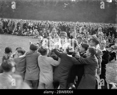 Una squadra di cricket di stampa contro la squadra di cricket di Newcross Speedway a Sidcup , Kent . Ernie Evans firma autografi . 1938 . Foto Stock