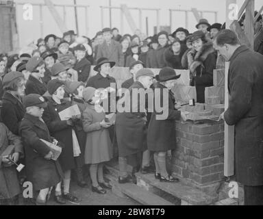 Bambini che posano le pietre di fondazione nella costruzione della nuova Sala Battista a Sidcup , Kent . 1938 Foto Stock