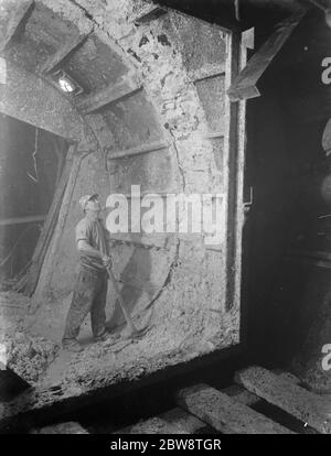 Il completamento del tunnel pilota di Dartford . Il minatore , Joe Moon , lavora intorno allo scudo di tunneling sul lato Kent del tunnel . 11 ottobre 1938 Foto Stock