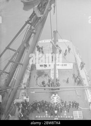 HMS Worcester una nave da addestramento a Greenhitthe , Kent , per il Thames Nautical Training College , vista dalla manipolazione durante il montaggio del nuovo albero . 1936 . Foto Stock