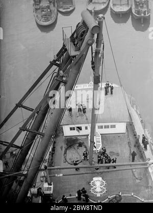 HMS Worcester una nave da addestramento a Greenhitthe , Kent , per il Thames Nautical Training College , vista dalla manipolazione durante il montaggio del nuovo albero . 1936 . Foto Stock