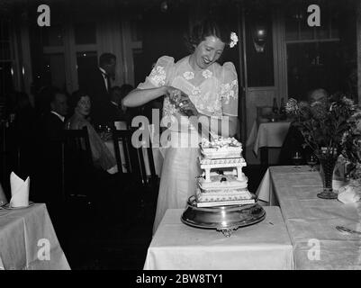 Miss Brands party a Southend , Essex . Tagliare la torta . 1938 . Foto Stock