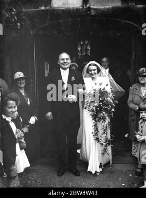 Le nozze di John Topham e di Miss Muriel Haken . Lo sposo e lo sposo . 1938 Foto Stock