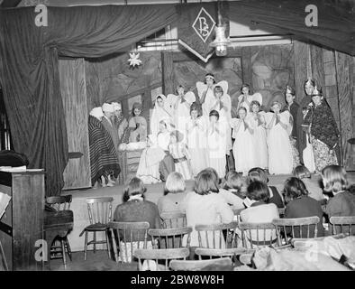 Scolari della Brent School di Dartford , Kent , che hanno eseguito un gioco di presepi . 1936 Foto Stock