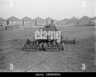 Un falciatrice a banda in azione alla dimostrazione di Pattisson . 1938 Foto Stock