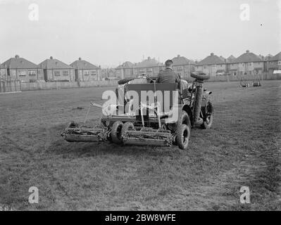 Un falciatrice a banda in azione alla dimostrazione di Pattisson . 1938 Foto Stock